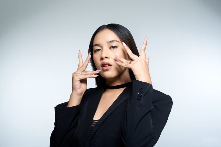 Angelina Punaji - Tertaut