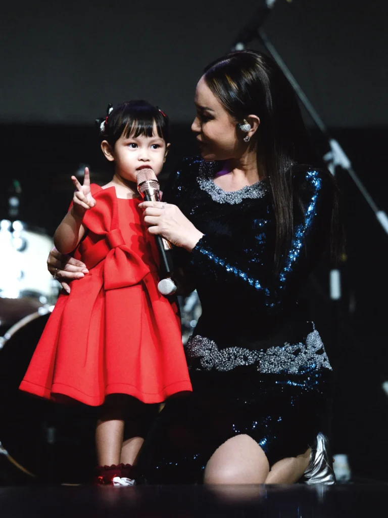 Momen Rossa Nyanyi Bareng Anaknya Raina